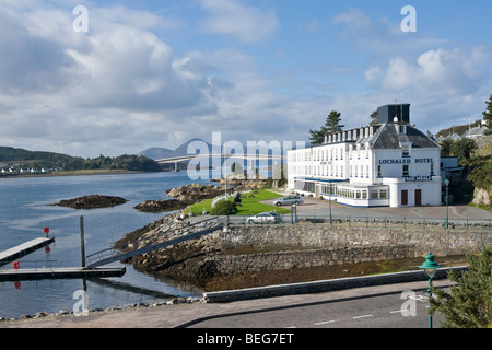 Die Skye Road Bridge mit den Cullins Hügeln hinter und Lochalsh Hotel direkt am Hafen von Kyle of Lochalsh in Schottland Stockfoto