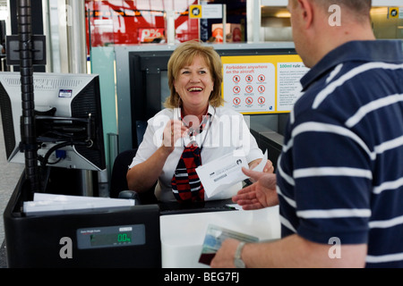 Reifen Sie Humor, während British Airways Check-in am Flughafen Heathrow Terminal 5. Stockfoto