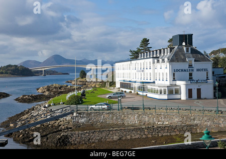 Die Skye Road Bridge mit den Cullins Hügeln hinter und Lochalsh Hotel direkt am Hafen von Kyle of Lochalsh in Schottland Stockfoto