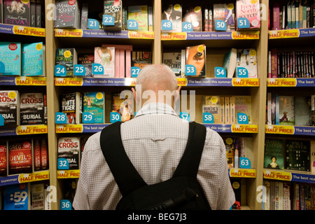 WH Smiths Reiseliteratur auf Verkauf im Abflugbereich Einkaufsmeile der Flughafen Heathrow Terminal 5. Stockfoto