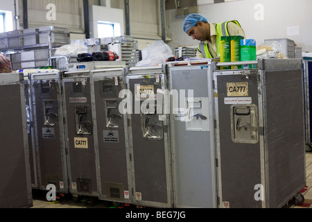 Flugzeugtrolleys Kombüse für Airline Bordmahlzeiten von Gate Gourmet am Flughafen Heathrow bestimmt. Stockfoto