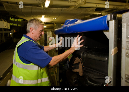 Eine British Airways-Gepäck lädt Fahrgäste Besitzungen in einem Airline-Behälter in Heathrow terminal 5. Stockfoto