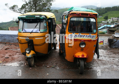 Zwei Tuc-Tucs In einer Straße Kerala, Indien Stockfoto