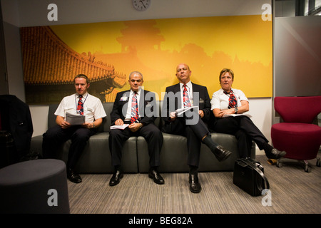 Flugbegleiter werden instruiert, vor einem Flug in die British Airways Crew Report Center am Flughafen Heathrow Terminal 5. Stockfoto