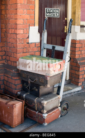 Gepäck auf einem Handwagen außerhalb ein Bahnhofsvorsteher Büros. Stockfoto