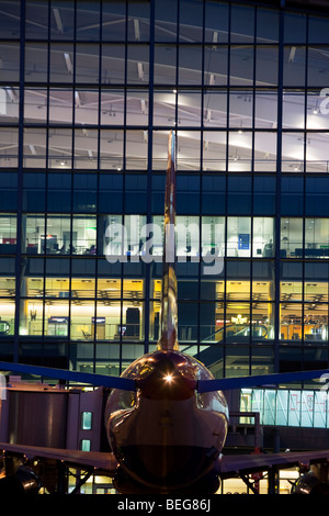 Eine Dämmerung Außenansicht einer British Airways-Verkehrsflugzeug geparkt an einem Gate am Flughafen Heathrow Terminal 5 Gebäude Stockfoto