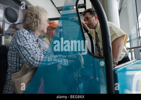 Kranken und älteren transit-Passagiere mit dem Buggy bis Flughafen Heathrow terminal 5 Stockfoto