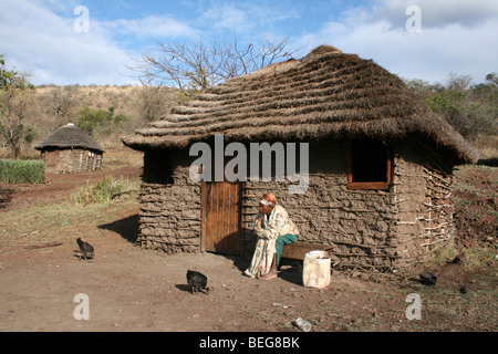 Reife Zulu Frau sitzt vor ihrem Haus genommen In der Provinz KwaZulu-Natal, Südafrika Stockfoto