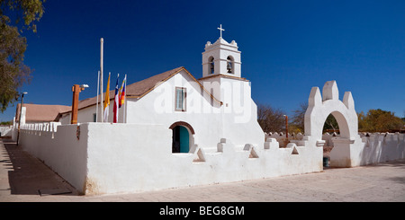 Typische Anden katholische Kirche von San Pedro de Atacama, Chile Stockfoto