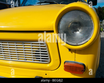 Alte DDR-Zeit gelbe Trabant Auto in Berlin Deutschland Stockfoto