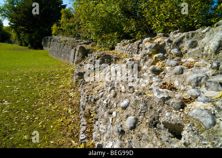 Die exponierte und zerbröckelte Bailey Außenwände Bramber Castle in Sussex UK Stockfoto