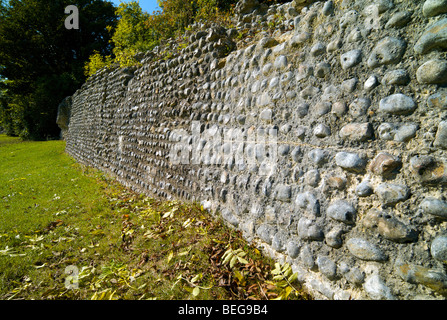 Die exponierte und zerbröckelte Bailey Außenwände Bramber Castle in Sussex UK Stockfoto