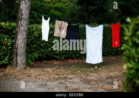 Kleidung und Handtücher hängen in einer Zeile auf einem Campingplatz in Sospel in Südfrankreich Stockfoto