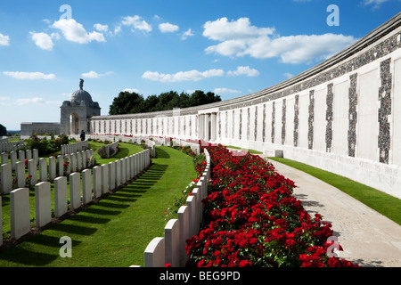 Tyne Cot Militärfriedhof. Grabsteine und Wand mit Namen von 35.000 britischen Soldaten, die keine bekannten Grab haben. Stockfoto