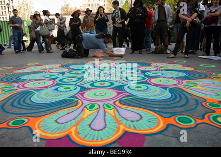 Joe Mangrum schafft ein Gemälde mit farbigem Sand am Union Square in New York Stockfoto