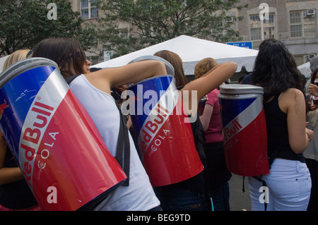 Brezje, Kroatien - 19 Juli, 2019: Red Bull Kühlschrank mit Red Bull Energy  Drink an der Bar auf der Waldfläche, ultimative Wald Festival für  elektronische Musik Stockfotografie - Alamy