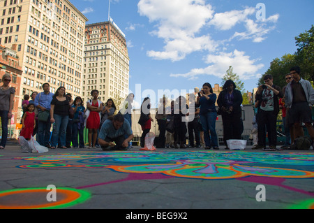 Joe Mangrum schafft ein Gemälde mit farbigem Sand am Union Square in New York Stockfoto