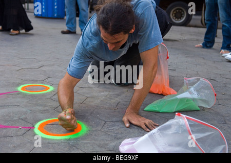 Joe Mangrum schafft ein Gemälde mit farbigem Sand am Union Square in New York Stockfoto