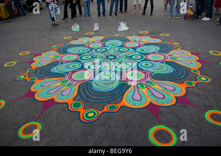 Joe Mangrum schafft ein Gemälde mit farbigem Sand am Union Square in New York Stockfoto