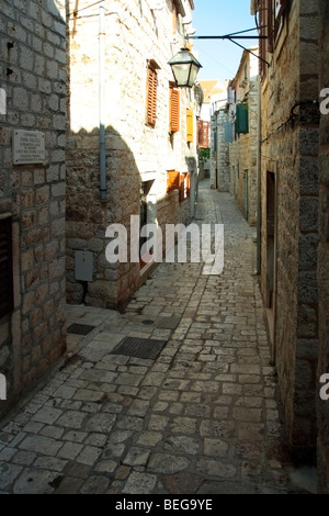 Alte Stadt-Gasse in Stari Grad auf der Insel Hvar, Kroatien Stockfoto