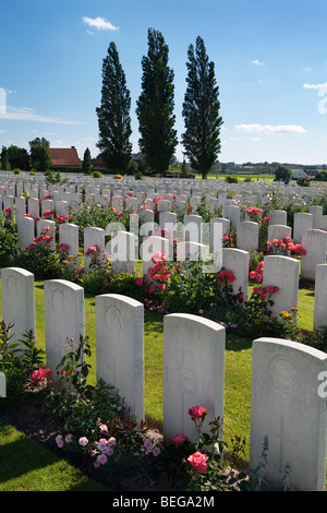 Blick über Tyne Cot Militärfriedhof. Ersten Weltkrieg britische Friedhof mit 11.856 weißen Grabsteinen. Stockfoto