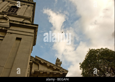 Ein Flugzeug fliegt über St Alfege Church in Greenwich bei London.  Foto von Gordon Scammell Stockfoto