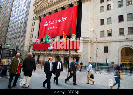 Ein Banner für Banco Santander deckt die Fassade von der New York Stock Exchange Stockfoto