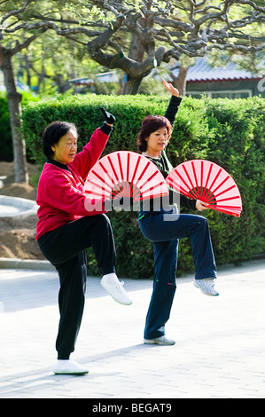 Zwei chinesische Damen Training mit Fans im Freien in Beijing, China Stockfoto