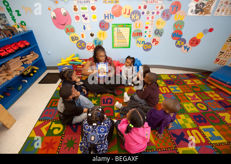 Detroit, Michigan - ein Lehrer erzählt eine Geschichte für Kinder in die Welt der Wunder Child Care Center. Stockfoto