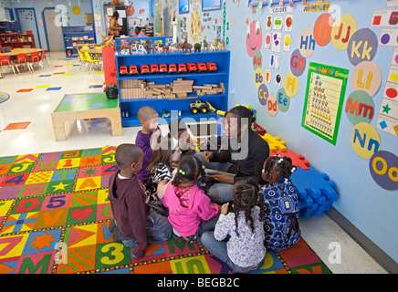 Detroit, Michigan - ein Lehrer liest eine Geschichte für Kinder in die Welt der Wunder Child Care Center. Stockfoto