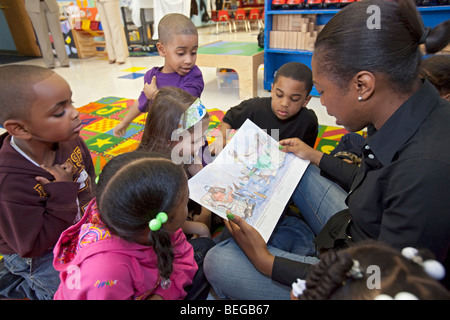 Detroit, Michigan - ein Lehrer liest ein Buch für Kinder in die Welt der Wunder Child Care Center. Stockfoto