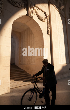 Alter Mann mit Fahrrad unter das Menentor Memorial. Stockfoto