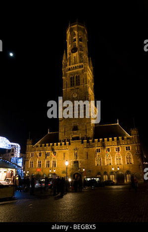 Grote Markt und Belfort Glockenturm in Brügge in einer Winternacht Stockfoto