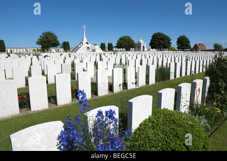 Blick über Tyne Cot Militärfriedhof. Ersten Weltkrieg britische Friedhof mit 11.856 weißen Grabsteinen. Stockfoto