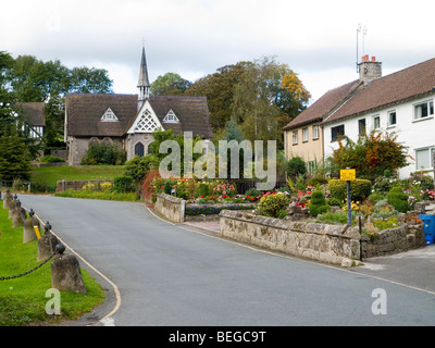 Die Schulhaus und Häuser in Ilam Village in Derbyshire England UK Stockfoto