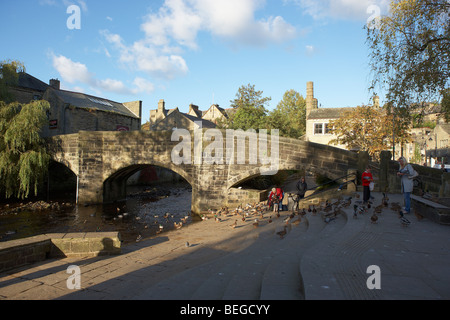 MENSCHEN FÜTTERN ENTEN AM FLUSS HEBDEN BRIDGE DORF STADT YORKSHIRE VEREINIGTES KÖNIGREICH UK Stockfoto