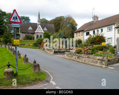 Die Schulhaus und Häuser in Ilam Village in Derbyshire England UK Stockfoto