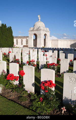 Blick über Tyne Cot Militärfriedhof. Ersten Weltkrieg britische Friedhof mit 11.856 weißen Grabsteinen. Stockfoto