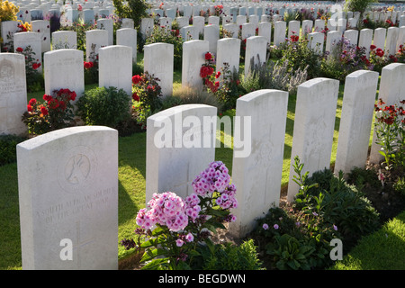 Blick über Tyne Cot Militärfriedhof. Ersten Weltkrieg britische Friedhof mit 11.856 weißen Grabsteinen. Stockfoto