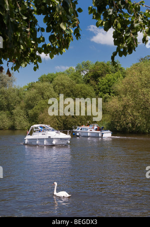 KLEINE SPORTBOOTE AUF FLUß THEMSE NR WINDSOR Stockfoto