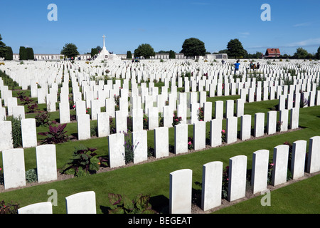 Blick über Tyne Cot Militärfriedhof. Ersten Weltkrieg britische Friedhof mit 11.856 weißen Grabsteinen. Stockfoto