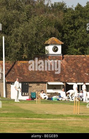 Lurgashall Dorfplatz sieht teilnehmenden Spieler in einem Spiel der Cricket an einem warmen sonnigen Herbsttag. Stockfoto