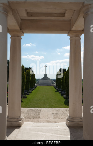 Blick über Tyne Cot Militärfriedhof an das Kreuz des Opfers. Ersten Weltkrieg britische Friedhof mit 11.856 weißen Grabsteinen. Stockfoto