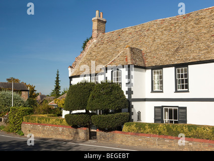 England, Cambridgeshire, Fenstanton, attraktives Einfamilienhaus mit lokalen Fliesen auf Dach Stockfoto