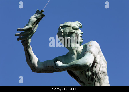 Detail der Brabo-Brunnen zeigt Silvius Brabo Riesen Druon Hand zu werfen. Stockfoto