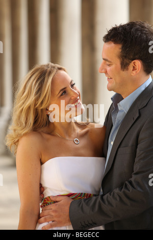 Ein junges glückliches Paar posieren für Engagement Fotos Stockfoto