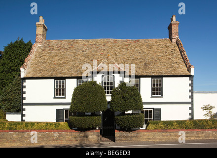 England, Cambridgeshire, Fenstanton, attraktives Familienhaus Haus mit lokalen Fliesen auf Dach Stockfoto