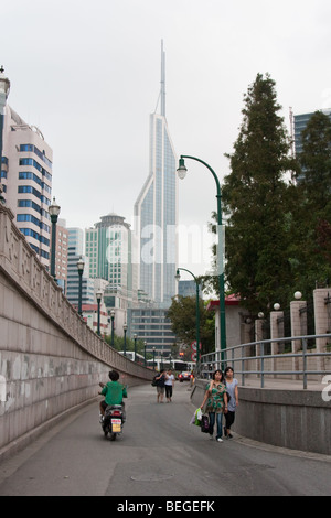 Shimao International Plaza erhebt sich über Wohnstraßen in Shanghai China Stockfoto