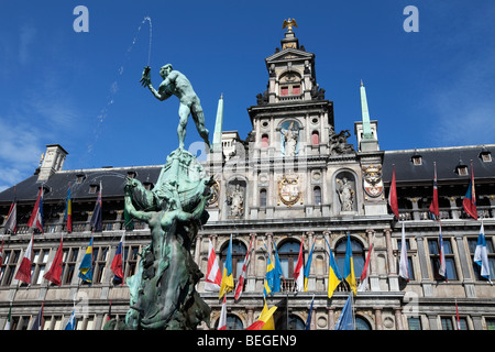 Brabo-Brunnen vor dem Rathaus in der Grote Markt. Stockfoto