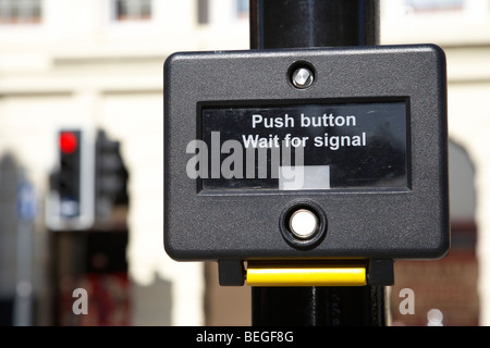 Druckknopf warten Signalknopf Fußgängerüberweg auf einer Straße in Liverpool uk Stockfoto